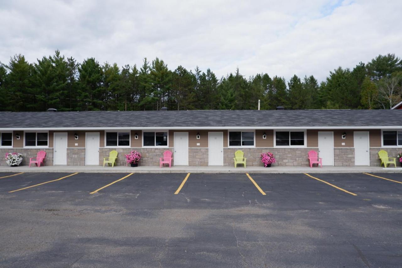 Pine Motel Deep River