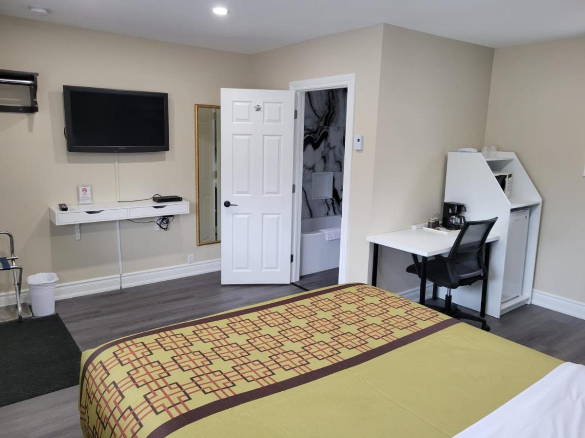 Pine Motel Deep River