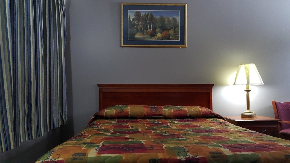 Pine Motel Deep River